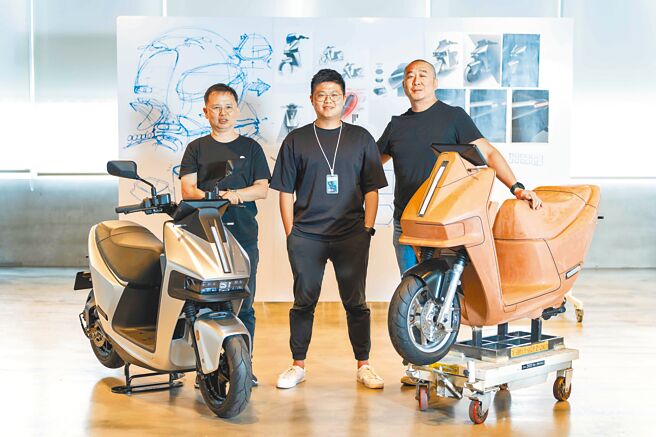 Gogoro产品长彭明义（左起）、Gogoro主任设计师古廷彬与Gogoro首席设计师王松富一同与旗舰车款Gogoro Pulse（左）及油土模型合影。（石智中摄）