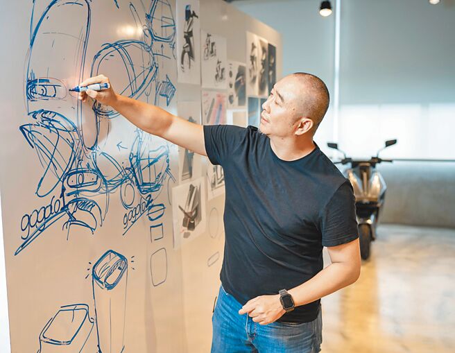 Gogoro首席设计师王松富藉由笔触勾勒出车身线条。（石智中摄）