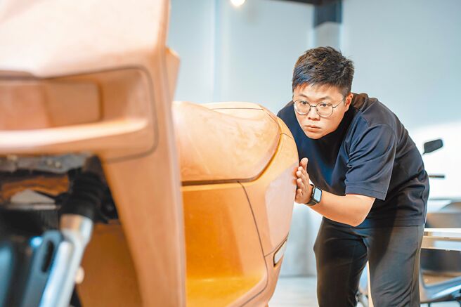 Gogoro主任设计师古廷彬于油土模型前说明设计概念。（石智中摄）