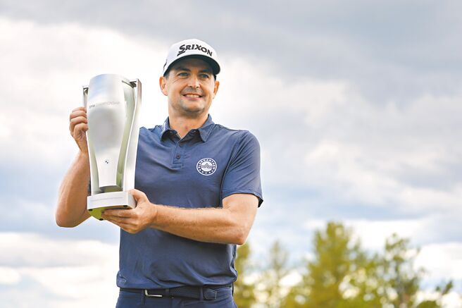 布拉德利拿著BMW錦標賽冠軍獎盃慶祝。（美聯社）