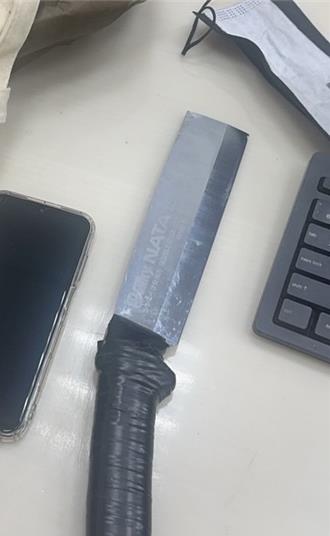 醉男西門町街頭持刀揮舞  嚇壞路人報警帶回