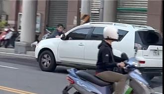 演那出？台中男趴引擎滑手盖挡车驶离   竟是为了这件事