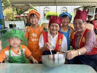 「大細共下來做月餅」活動 百歲阿婆與幼童攜手製餅 