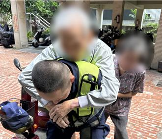 他不重！9旬爷爷腿没力 暖警背上4楼助平安返家
