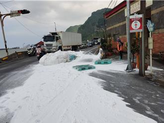台二线下雪了？货物没绑紧洒一地 货车驾驶惨了