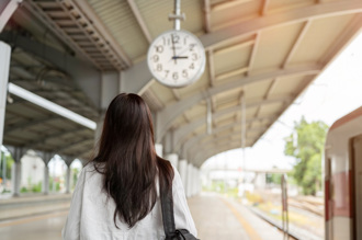 日正妹車站搶救倒地翁 超狂身分曝光 是醫師兼偶像