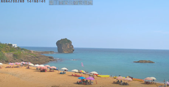 墾丁被打趴！粉專秀沖繩海灘陽傘1照片 網嘆台灣美學成笑柄