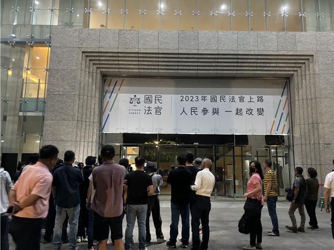 桃检27日依贪污罪嫌起诉郑文灿、廖俊松、廖家兴、廖力廷等人。27日晚间9时30分，桃园地院开移审庭，裁定廖家兴依60万元交保、廖力廷依25万元交保、廖俊松依110万交保并限制住居、限制出境出海。（姜霏摄）