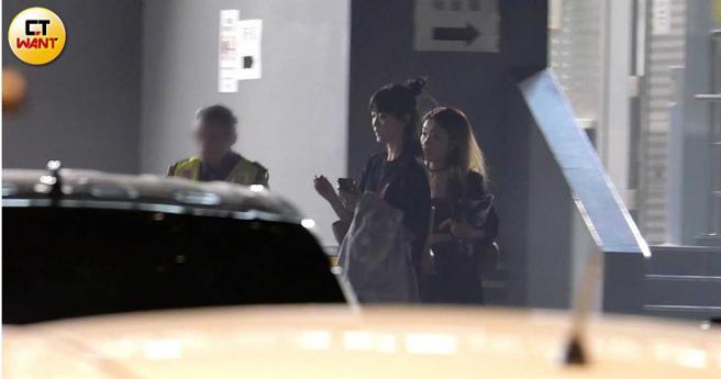 結束演出後，曹雅雯和傳過緋聞的經紀人小君一起從北流後門離開會場。（圖／本刊攝影組）