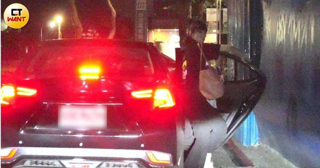 曹雅雯結束演唱會後，獨自一人搭車前往位於台北市中山區的酒吧。（圖／本刊攝影組）