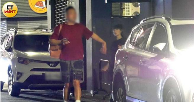 隔日凌晨曹雅雯和高壯男子一同離開，男子還先幫她確定無異狀後立即向她招手，示意要她趕快跟上。（圖／本刊攝影組）