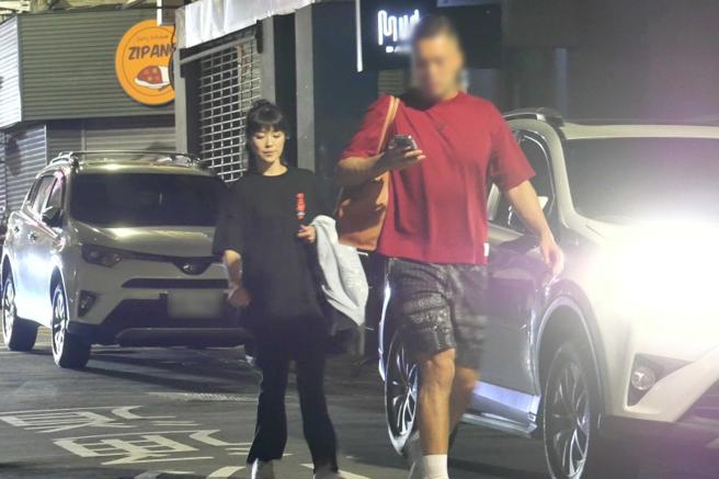 不知是否為了避嫌，曹雅雯一路都與男生裝不熟，保持著微妙的安全距離。（圖／本刊攝影組）