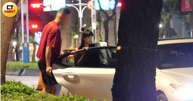 車來了之後男子很紳士幫曹雅雯開門先讓她上車。（圖／本刊攝影組）