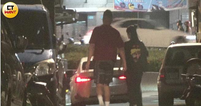 曹雅雯和高壯男到達新北市板橋區巷弄一起下車，2人看似熟門熟路地就進入一處民宅。（圖／本刊攝影組）