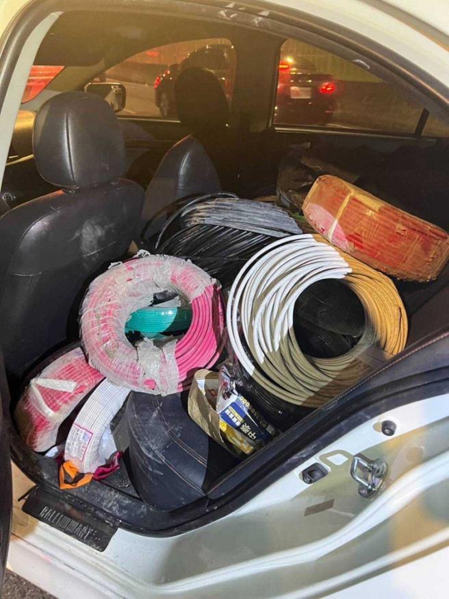 警方除在轿车后座发现市价约20万元的电缆线外，也确认该辆车是向「租车公司」租来的。（图／翻摄画面）