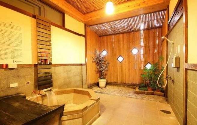 北投知名温泉会馆「皇池温泉御膳馆」偷拍案使「自售者」海捞千万元，偷拍狼也在超高利润下各出奇招，导致女性人人自危。（图／翻摄画面）