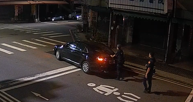 24岁刘姓女驾驶车辆抛锚，警方协助推车温暖救援。（翻摄画面）