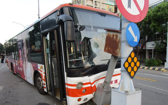 台中公车清晨自撞分隔岛 ，驾驶无外伤却当场身亡。(戴志扬翻摄)