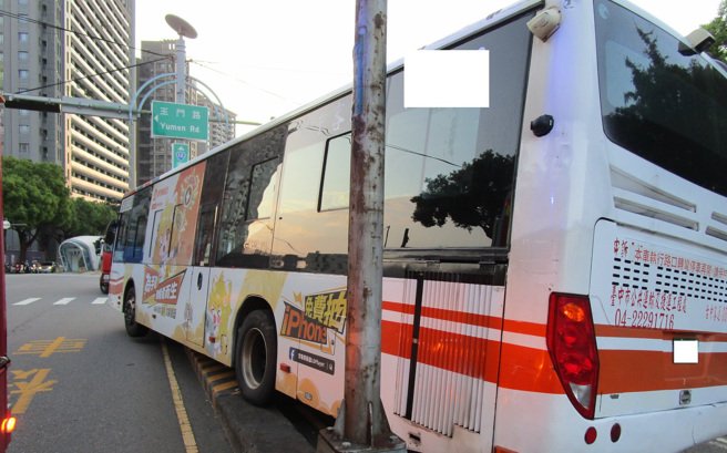 台中公车清晨自撞分隔岛 ，驾驶无外伤却当场身亡。(戴志扬翻摄)