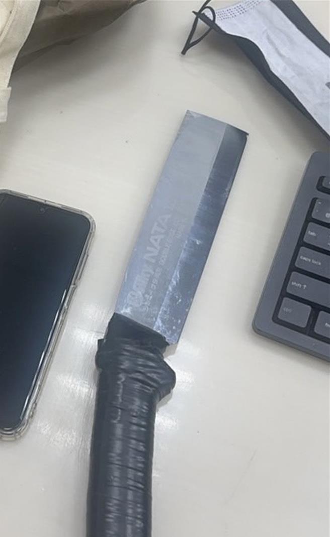 男子无故携带刀具在路上挥舞。（翻摄画面）