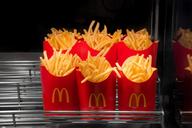 不少人到麥當勞消費都會點「無鹽薯條」，店員便會在包裝上貼貼紙表示需要客製化。（示意圖／shutterstock）