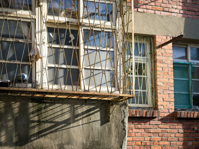 原PO表示，爸妈低价将房子租给几位台大生，没想到他们却说放在楼梯间的鞋子脏了，要求房东赔钱，否则将提告。（图：shutterstock／达志）