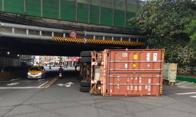 高速公路涵洞直直撞 ，货柜车碰到限高架秒併轨。（翻摄画面）