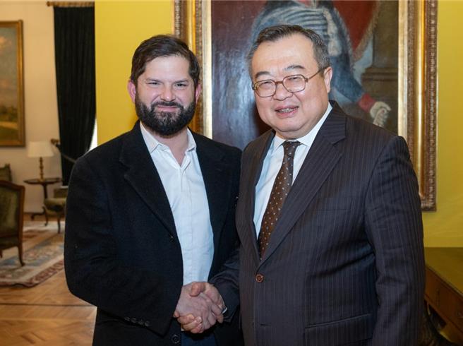 智利總統波里奇今年8月在首都聖地亞哥會見，中共中央對外聯絡部部長劉建超。（摘自新華社）