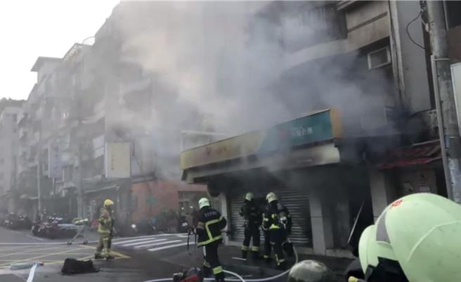 天母東路一處彩券行發生火警。（翻攝畫面）