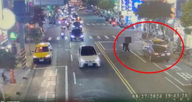 謝姓男子27日因不滿號誌已變綠燈，前方計程車未立即行駛，謝不停鳴按喇叭，導致孔姓計程車駕駛不悅，於是下車與謝理論，雙方爆發口角，當街上演全武行。（永和警分局提供）