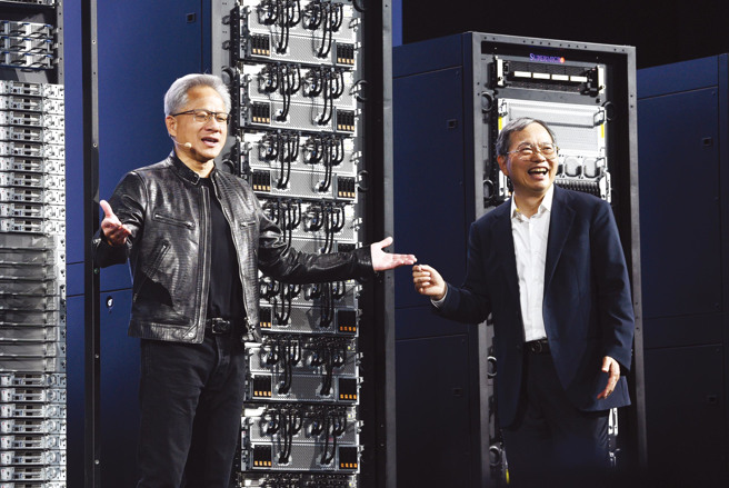 美超微创办人梁见后（右）曾在台北国际电脑展与辉达执行长黄仁勋（左）同台。（图／报系资料照）
