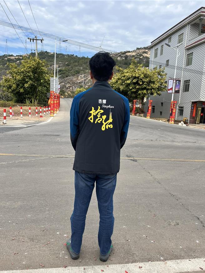 杏輝搶孤隊領隊吳富霖在臉書po出，新設計的隊服卻沒機會在故鄉穿。（吳富霖提供／吳佩蓉宜蘭傳真）