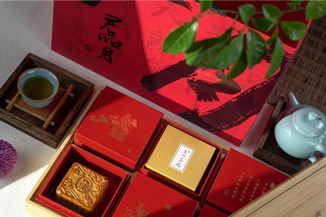 君品酒店「明月共嬋娟」月餅禮盒有一款台灣高山烏龍茶及五款廣式月餅，口味為「東方美人瓜仁」、「棗泥核桃」、「伍仁堅果」、「豆沙栗子」及「干貝XO」。（雲朗觀光集團提供／吳娮翎台北傳真）