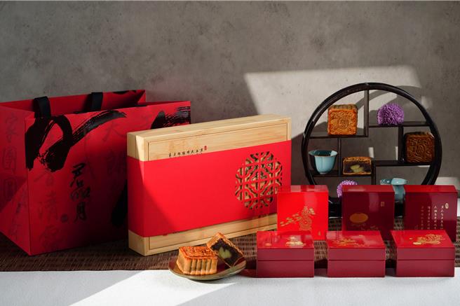 君品酒店以「明月共嬋娟」月餅禮盒為中秋獻禮，每盒售價3280元。（雲朗觀光集團提供／吳娮翎台北傳真）