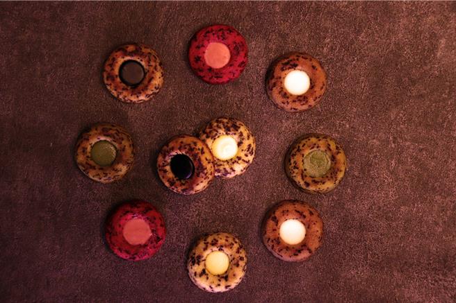 麗緻餐旅集團「法式月光禮盒」，以法國點心－蒂戈黑代表中秋圓滿意象。（麗緻餐旅集團提供／吳娮翎台北傳真） 