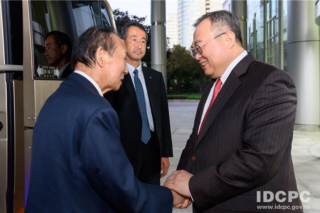 中共中央对外联络部部长刘建超27日在北京会见，日本日中友好议员联盟会长、自民党前干事长二阶俊博率领的访华团。（摘自中联部官网）