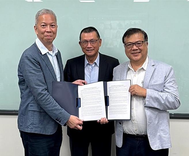 崇越集團副董事長賴杉桂(中)與納斯達克全球品牌大使陳淑敏(左)出席見證簽署儀式後，與新東向協會執行長陳孝昌(右)合影留念 。圖／新東向協會理事李奇嶽提供