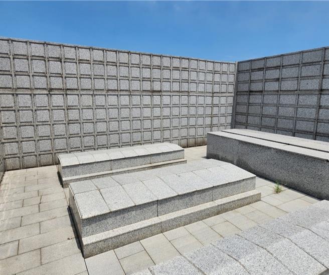 淡水宜城公墓怀亲园区，四周成墙部份即为违法骨灰位。（士林地检署提供）