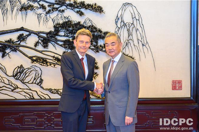 中共中央外办主任王毅27日在北京会见由德国联邦议院社民党党团主席穆策内希（Rolf Mützenich）率领的社民党代表团。（摘自中联办官网）