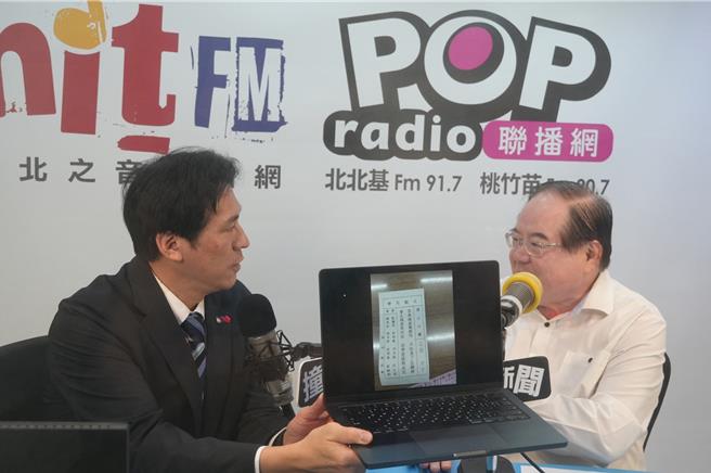 前国民党秘书长李乾龙（右）28日上午接受媒体人黄暐瀚（左）专访，两人谈到先啬宫今年抽到国运下下籤。（《POP撞新闻》 提供／陈薏云台北传真）