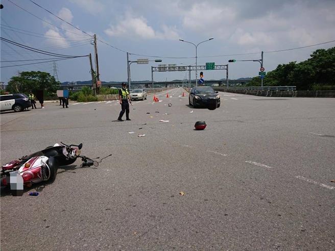 苗栗县苗栗市中华路与经国路口，26日上午发生张姓男子骑乘电动2轮车行经路口时直接鬼切左转，遭内线车道林姓男子所驾轿车擦撞倒地受重伤，经送医急救后仍告不治。（读者提供／谢明俊苗栗传真）