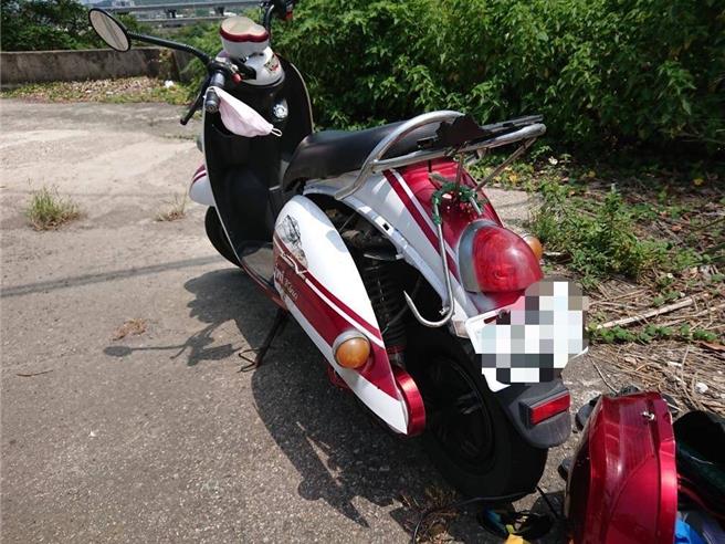 苗栗县苗栗市中华路与经国路口，26日上午发生张姓男子骑乘电动2轮车行经路口时直接鬼切左转，遭内线车道林姓男子所驾轿车擦撞倒地受重伤，经送医急救后仍告不治。（读者提供／谢明俊苗栗传真）