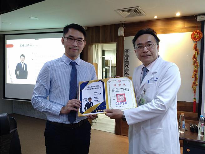 高雄市立民生醫院張科副院長（右）致贈感謝狀給莊曜隸律師。（高雄民生醫院提供）