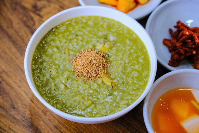 8名台湾旅客在南韩釜山旅游时食物中毒，27日吃了鲍鱼粥后集体上吐下泻、送医，当局正在调查是否与鲍鱼粥有关。（示意图：shutterstock／达志）