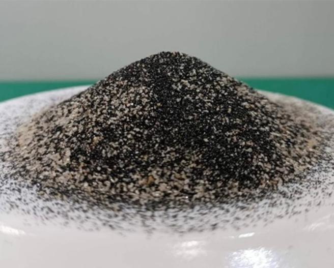 中鋼集團每年約使用2,500噸的滑門砂，雖然用量不大，卻在中鋼集團1,600萬噸鋼液的澆鑄作業扮演「一夫當關、順暢出鋼」的關鍵角色。圖／中鋼提供