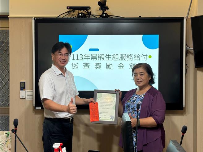 林業保育署嘉義分署27日頒發棲地監測獎勵金給嘉義縣鄒族獵人協會理事長(右)浦珍珠。（林業署嘉義分署提供／呂妍庭嘉義傳真）