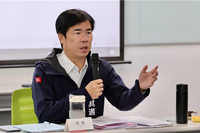 因应AI2.0浪潮来袭，高雄市长陈其迈27日市政会议上，拍板将「资讯中心改制为资讯处」，后续将和研考会整併升格为市府一级数位资讯专责机关。（高市府新闻局提供／洪浩轩高雄传真）