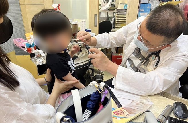 開業小兒科醫師施勝桓指出，腸病毒病例一直沒有減少。（馮惠宜攝）