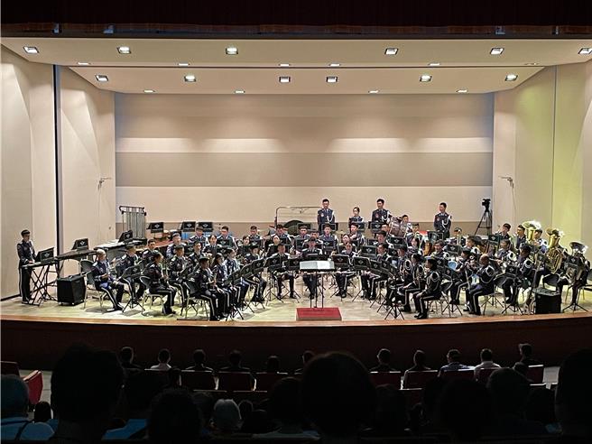 为庆祝「八一四」空军节87周年，国防部空军司令部《2024凌云御风音乐会》昨晚间巡迴至金门县社会福利馆演艺厅盛大登场。(图／民眾提供)