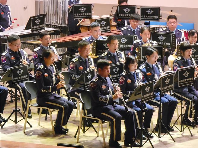 《2024凌云御风音乐会》空军乐队跳脱以往演奏进行曲风格的刻板印象，带来前所未有的惊奇与震撼，引领听眾徜徉于听觉飨宴。(图／民眾提供)